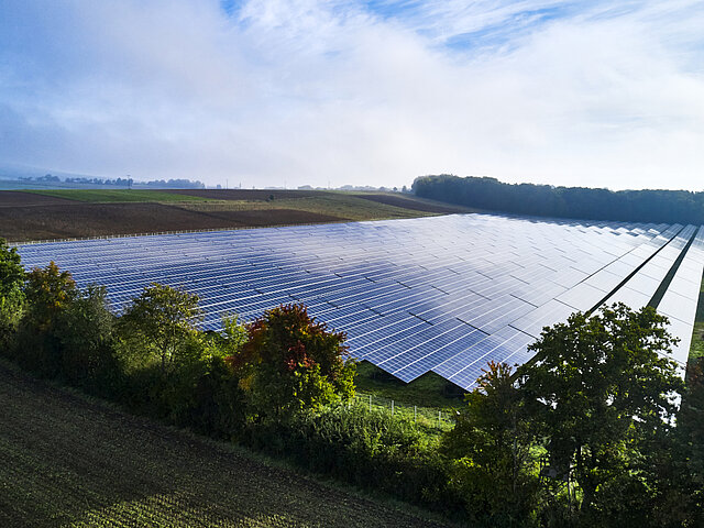 The Röckingen solar park is bathed in sunlight.